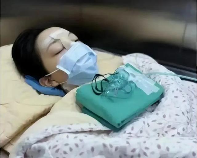 王菲平价穿搭亮相机场,279元衬衫490元鞋,粉丝既心酸又高兴