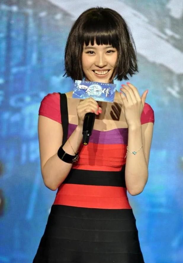 刘亦菲换发型如换个人!波波头配条纹裙差强人意,没了仙女气质