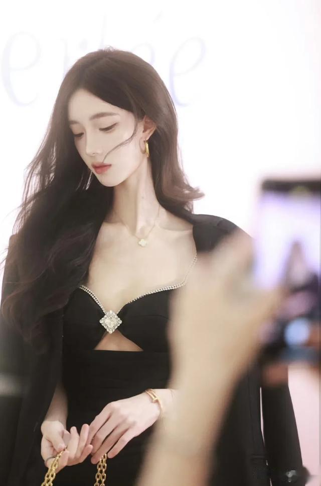 白皙的皮肤，锁骨诱人