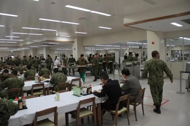 自卫队食堂多外包，难怪伙食差吃不饱！早餐两个饭团，训练一上午