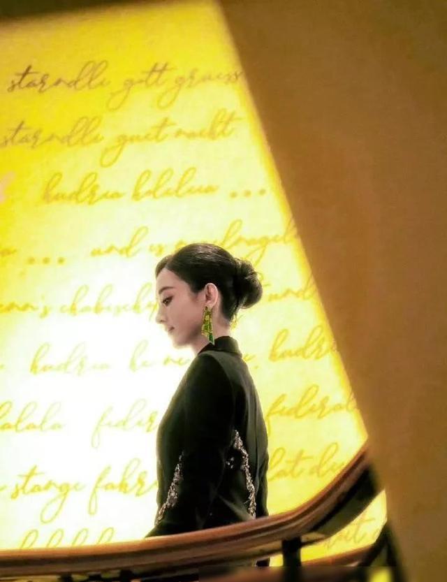 丑哭了!新加坡这一夜,赵丽颖穿过季高定,不像女明星倒像主持人