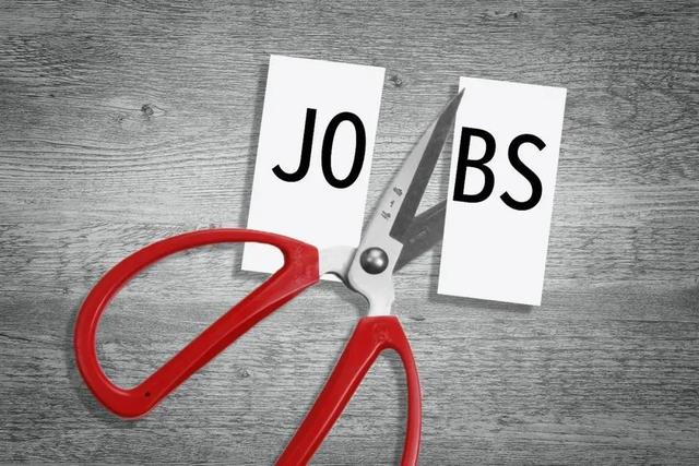 丈夫病危妻子请假照顾被开除，法院：双倍赔偿！