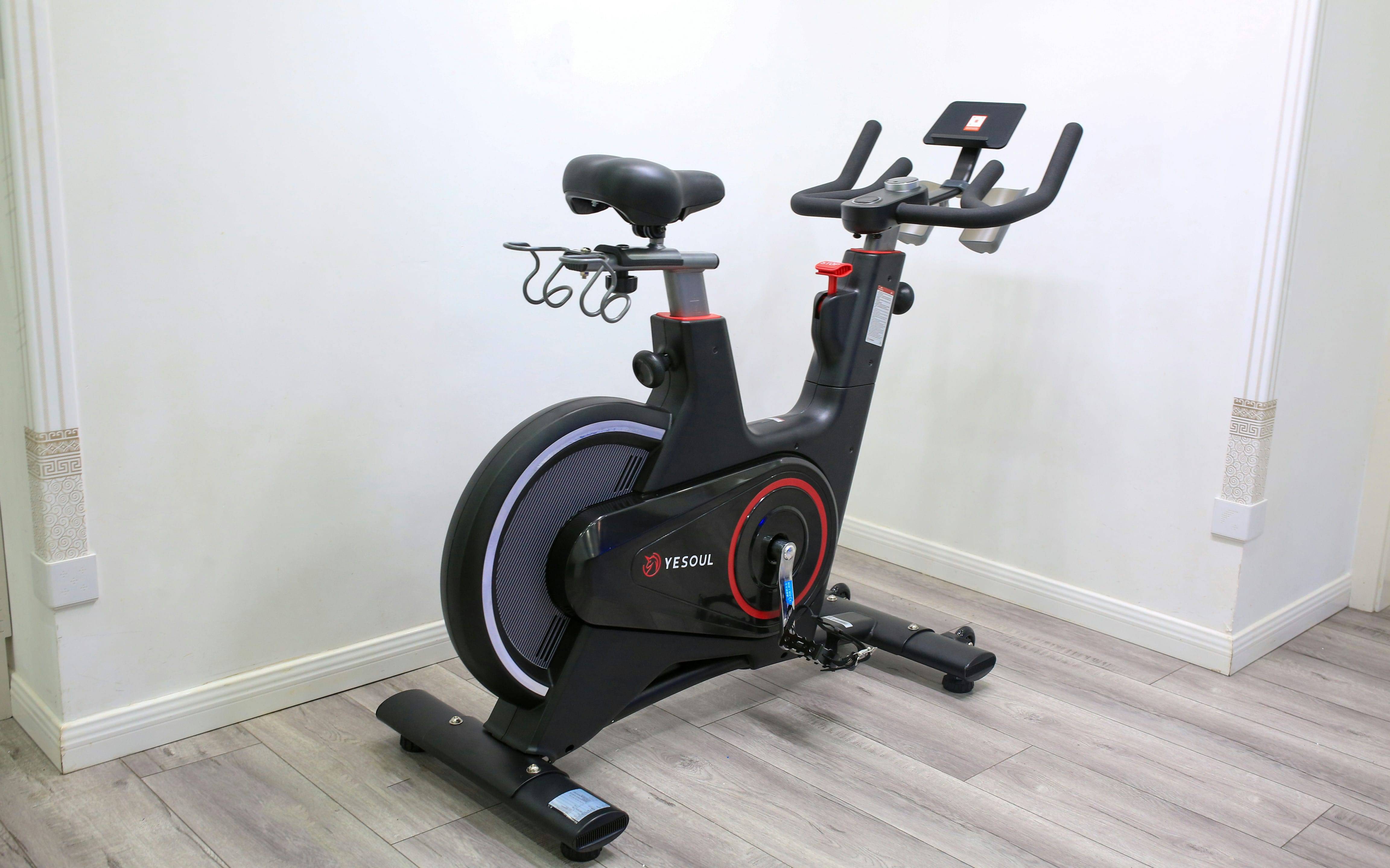 骑上野小兽V5 动感单车，开启家庭健身高效又舒适的在家健身选择