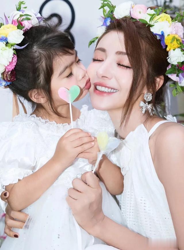 姜潮为妻女庆生，麦迪娜美貌不像37岁，3岁女儿长睫毛颜值超高