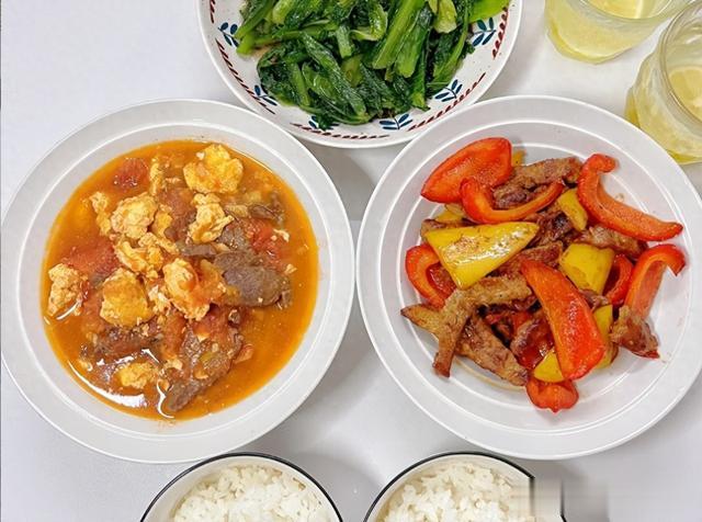 大连丁克一家晒二人食晚餐，一年攒下15万，网友：活通透了