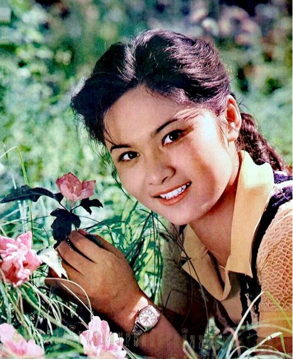 她曾是央视美女主持人,22岁爆红嫁给军委副主席之子,如今怎么样