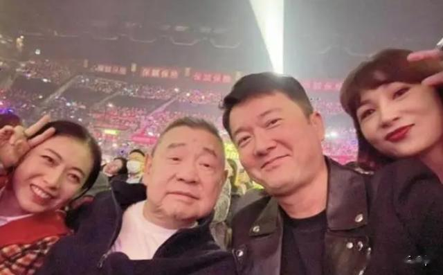 刘銮雄携甘比赴宴！头发花白显苍老，16岁龙凤胎孙子被曝光