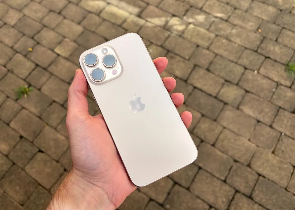三星S25Ultra很尷尬，與iPhone16ProMax撞臉！