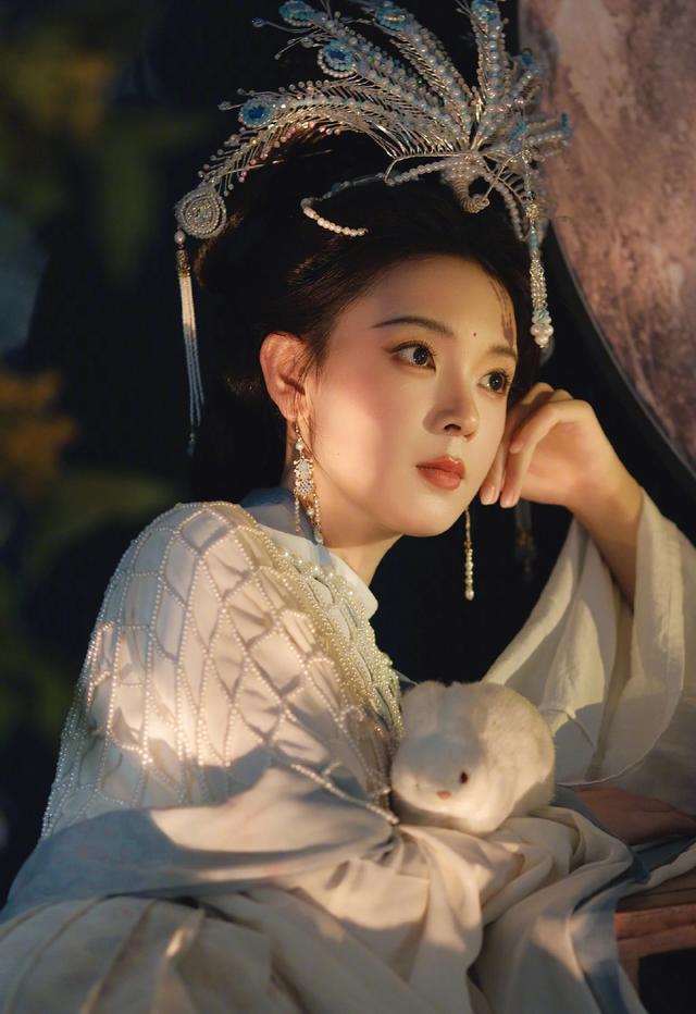 中秋嫦娥造型:佟丽娅饰两角、鞠婧祎像风尘女子、陈瑶很惊艳