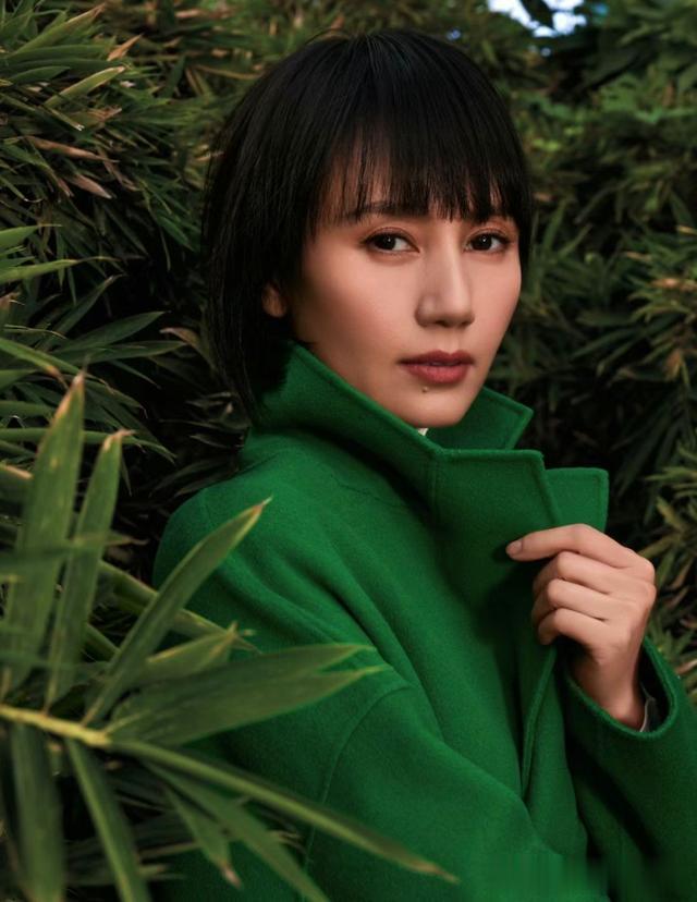 这才是中年女人该有的打扮：发不过肩、裙不上膝！优雅迷人显气质