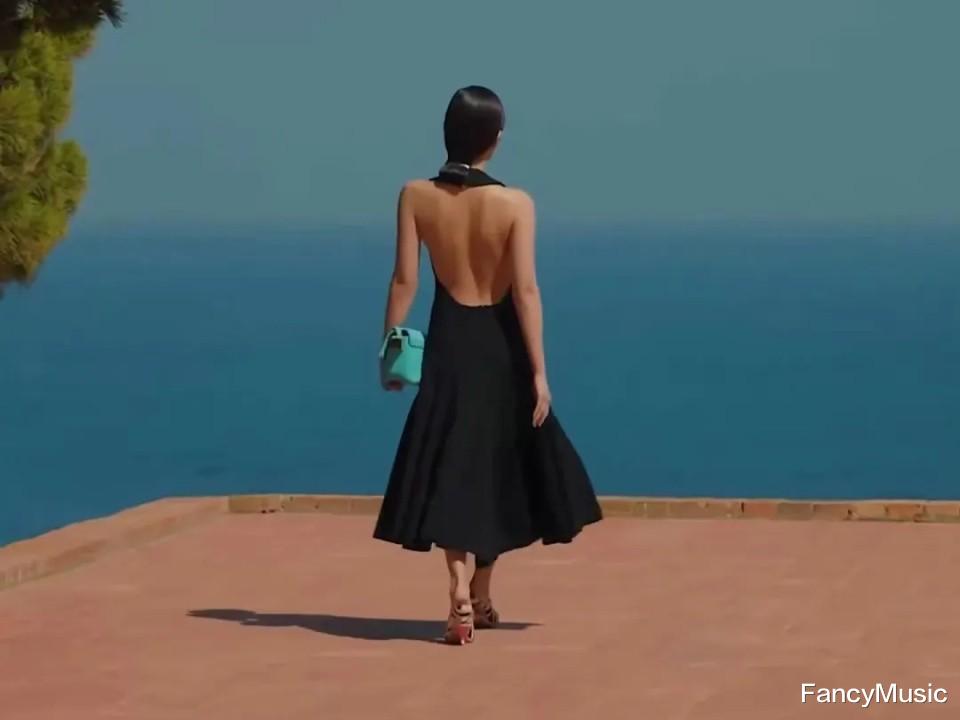 金珍妮意大利走秀被嘲,网友讽刺:仪态气场像丫鬟!