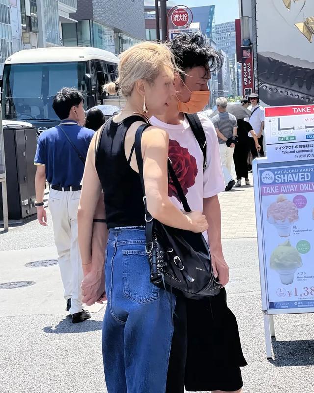 看着不敢大声说话的许志安,才明白5年前郑秀文的选择有多聪明!