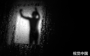 凌晨两点，隔壁身材巨好的女邻居敲响了我的房门，没想到，她却是..