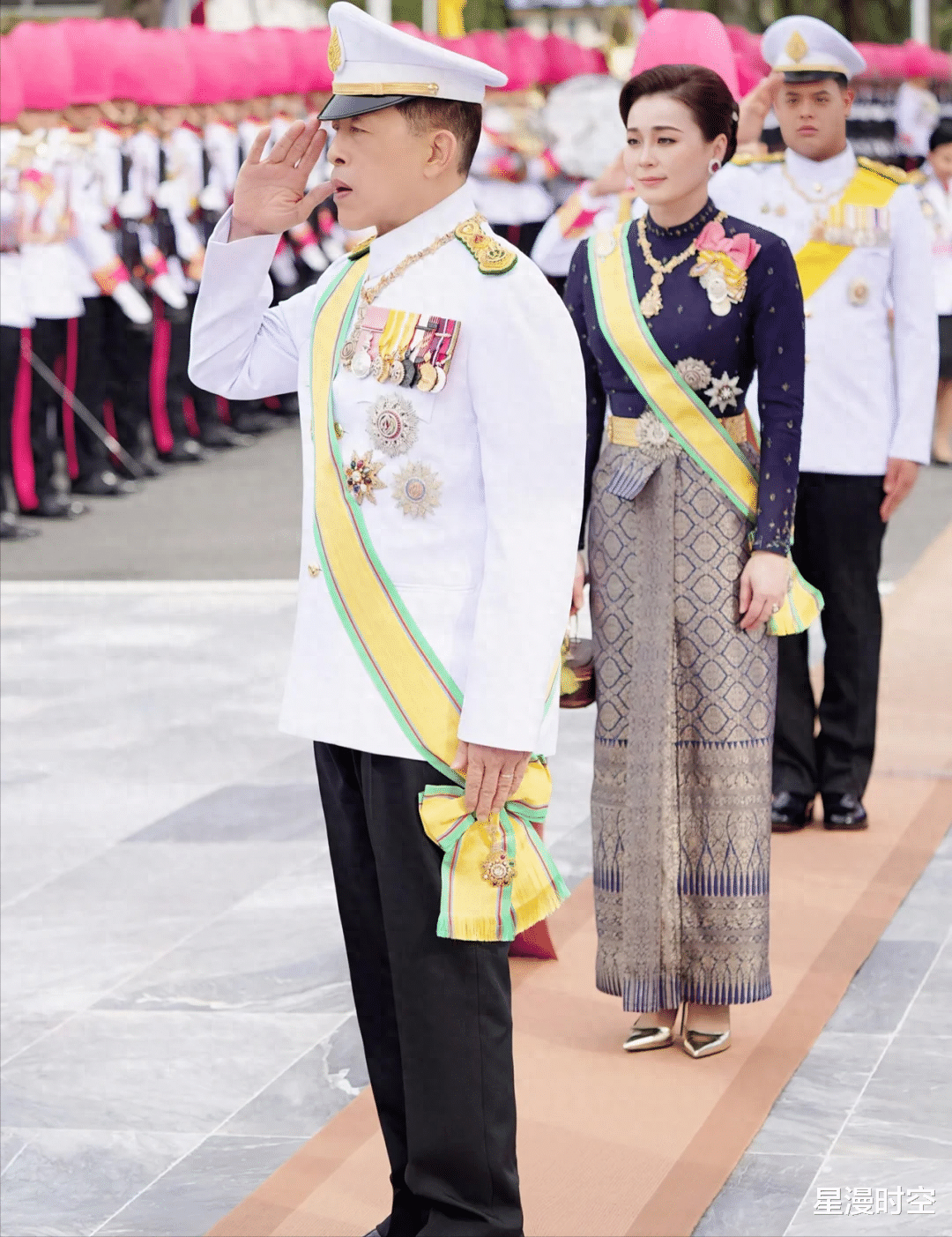 19岁提帮功越来越帅了,身高近2米,眼神清亮坚毅,是泰王心尖宠