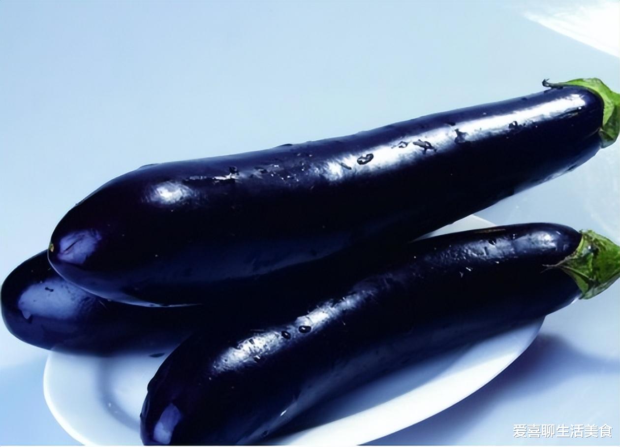 茄子直接炒就错了，难怪硬邦邦不入味，教你一招，香滑软嫩不吸油！