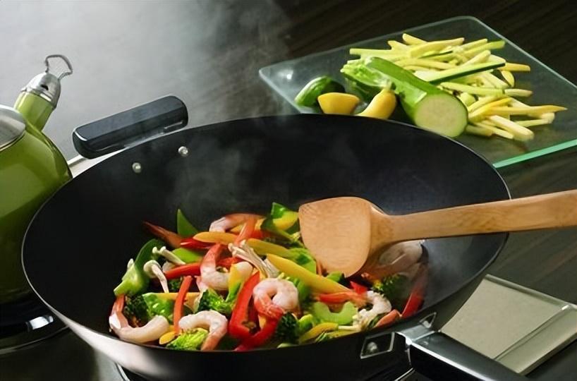 铁锅刚炒完菜为什么不能用水冲洗？多亏行家提醒，差点犯大错！