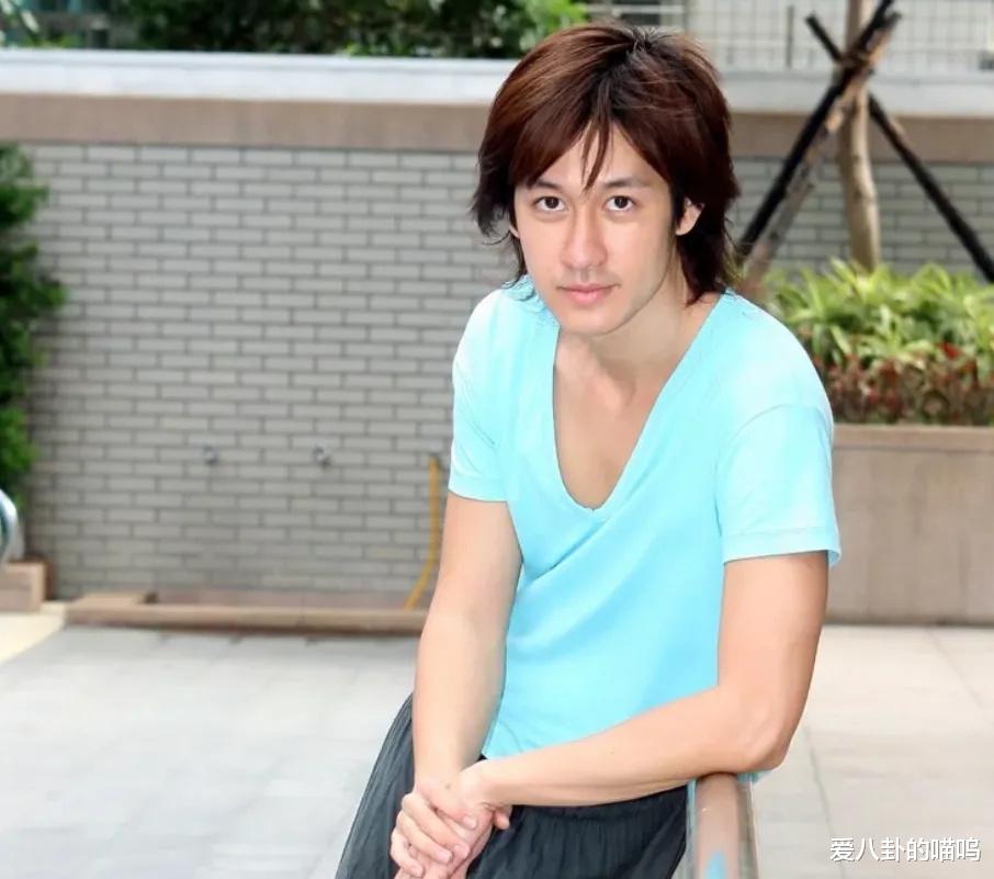 “花美男”唐治平：出道24年欠债20万，母亲绝望自杀，他拒认遗体