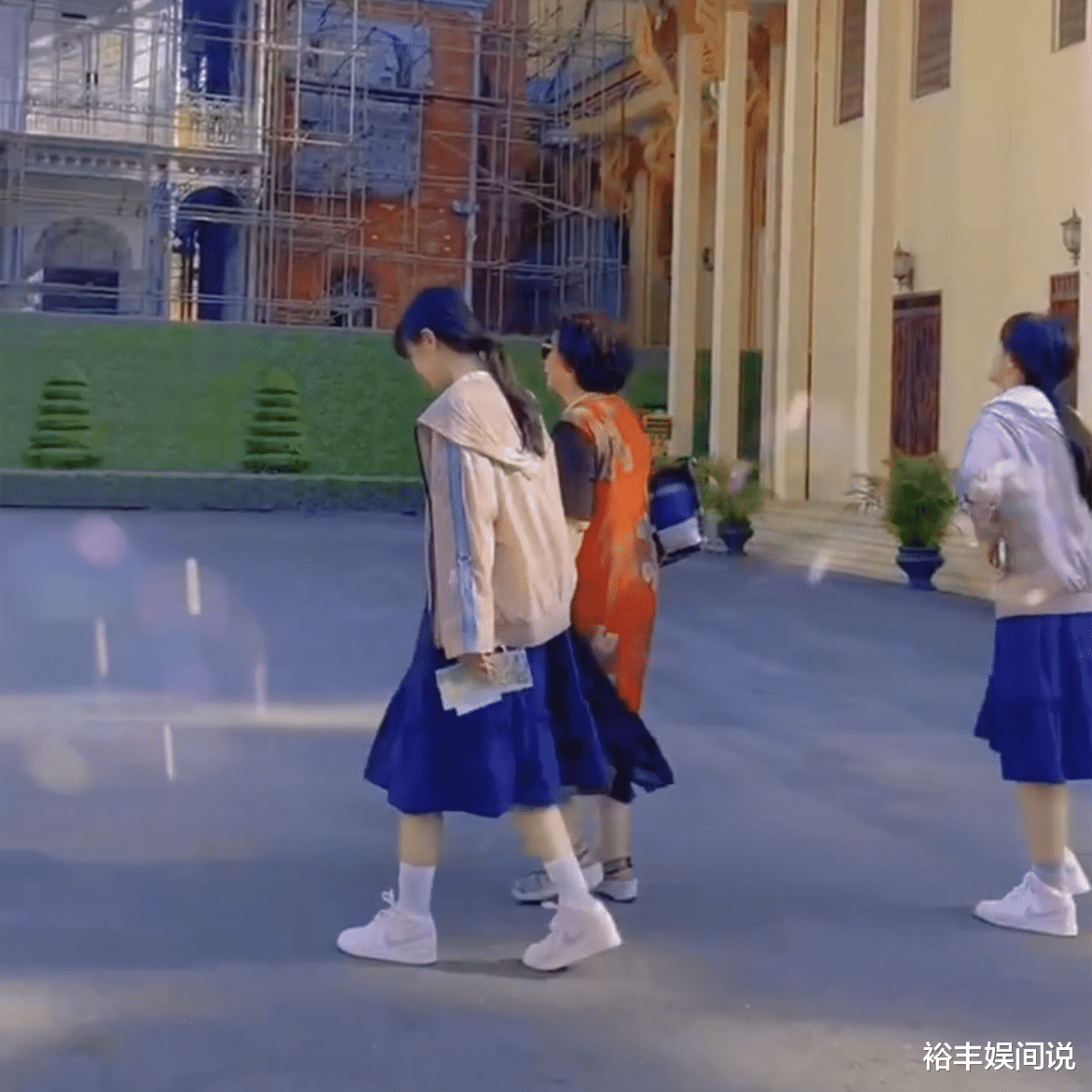 74岁盛海琳携双胞胎女儿出国游!14岁暴风抽高,为挣钱不顾安危