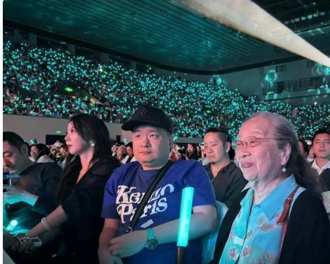 88岁李明启现身菜市场,头发全白走路摇晃,与商贩合影大金链抢眼