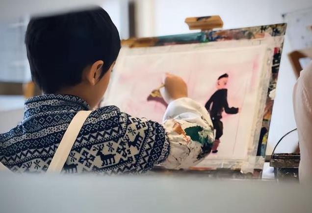 靳东带妻儿度假，10岁哥哥已经高出妈妈肩膀，母子三人同款大长腿