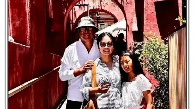 王伟忠晒与阿雅母女的合照，昔日好友在美国相遇，网友：别来无恙