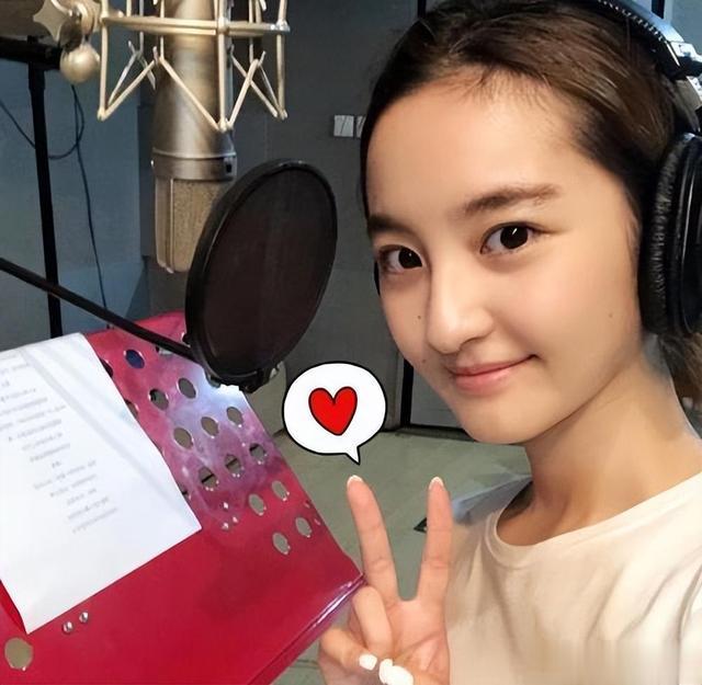 8岁爱上老师,12岁官宣恋情,如今24岁做演员,剧本都不敢这么写