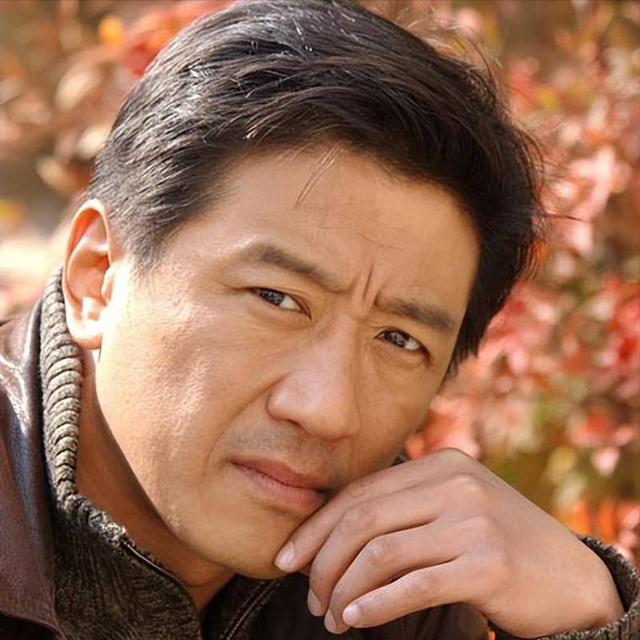 北京电影节闭幕式,李雪健与闫妮的握手,诠释了老艺术家的涵养