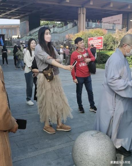 57岁王祖贤回台湾过中秋,颜值下跌严重,体态仍旧很优雅