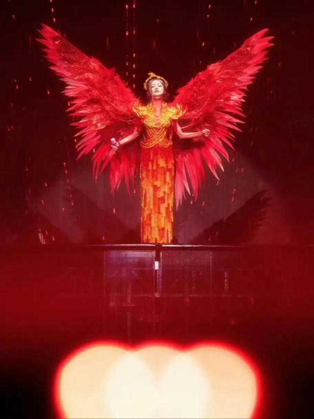 张韶涵演唱会身穿火凤凰裙好耀眼,造型师真是爱惨了张韶涵吧