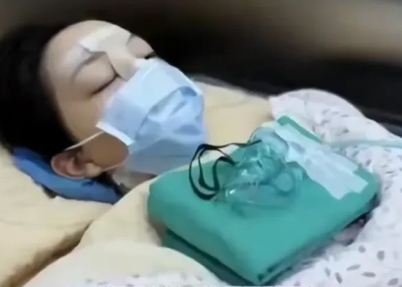 王菲携李嫣看演唱会,18岁李嫣当妈面抽烟十分松弛,摆脱兔唇后美到不敢认