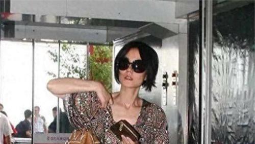 王菲凌晨一点北京机场偶遇记：55岁依旧很瘦，不高冷，粉丝虽少却显真我