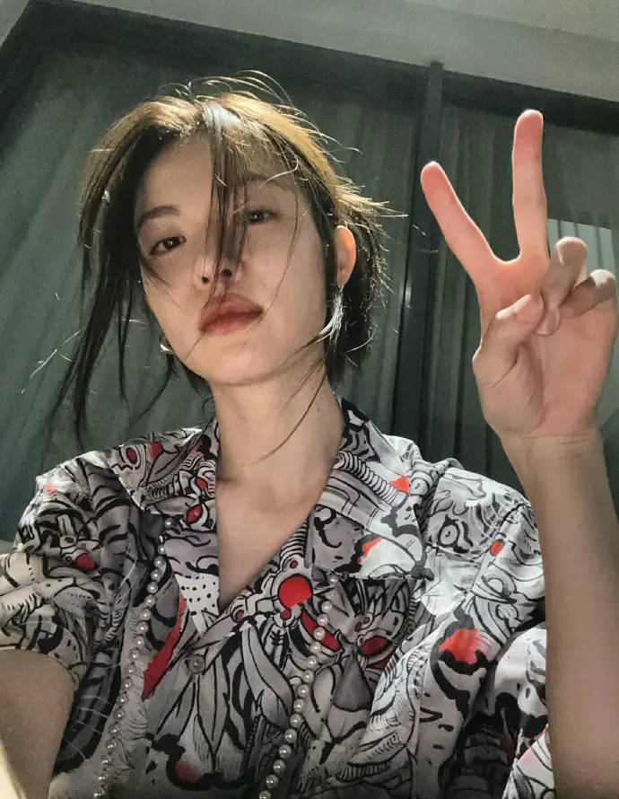 钟楚曦胆子真大,穿着深V睡衣夜里在街边喝椰汁,紧身吊带出镜身材傲人