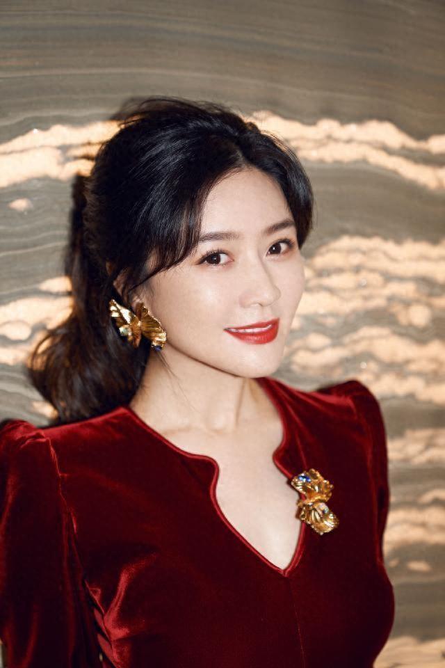 单恋陆毅，和王志文纠缠不清，富豪老公狱中去世，给她留下130亿