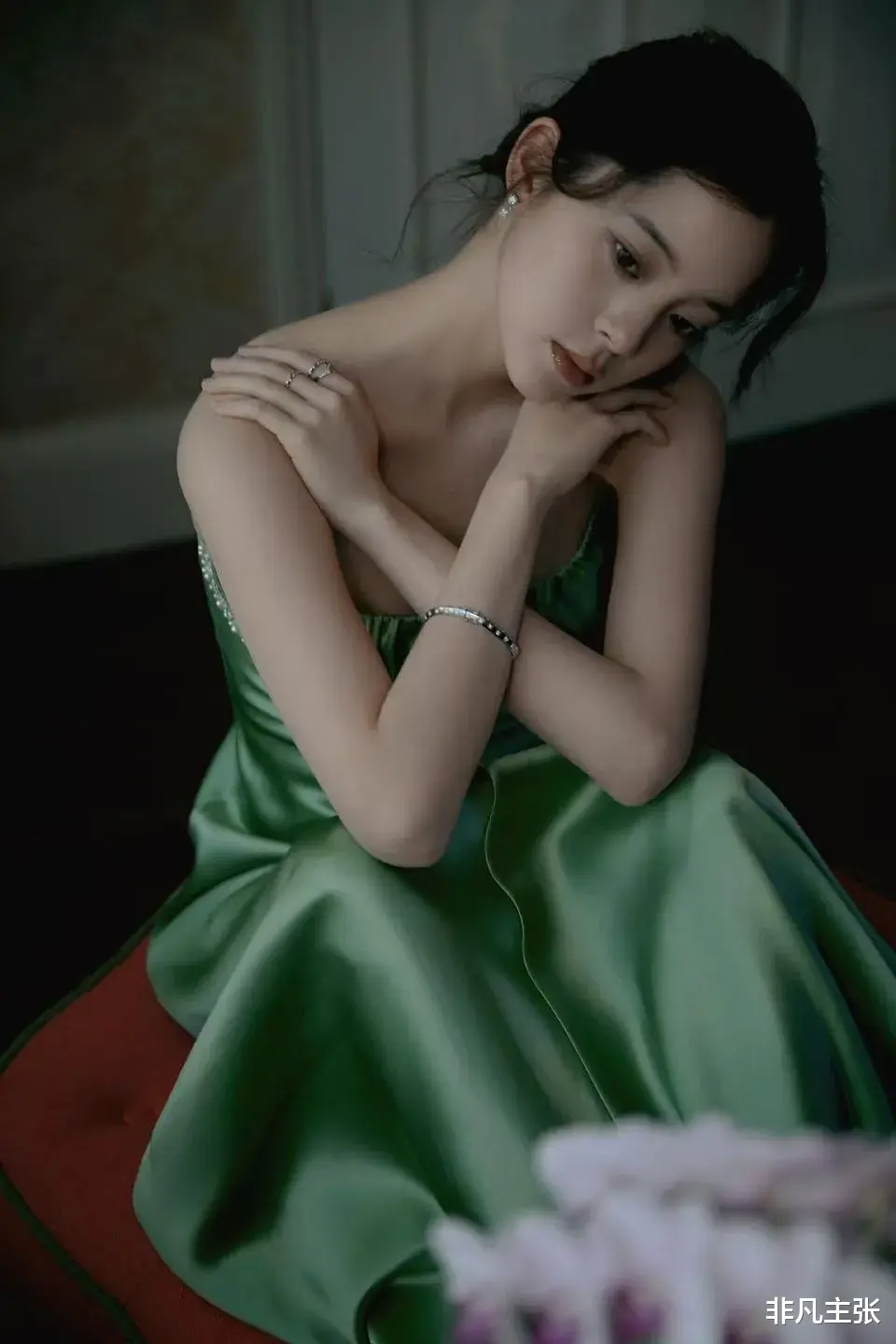 欧阳娜娜轻熟风路线已全开，穿吊带裙凹凸身材藏不住