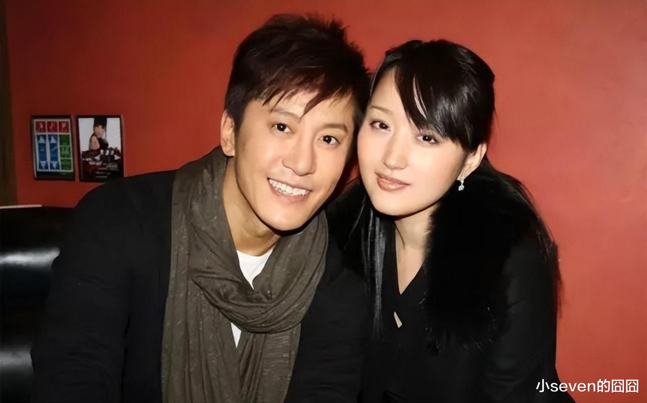 53岁杨钰莹近照曝光，脸型圆润法令纹明显，造型穿搭有些老气