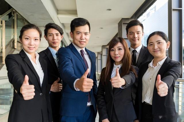 老实同事被孤立，我默默帮他2年，多年后他成上级领导！