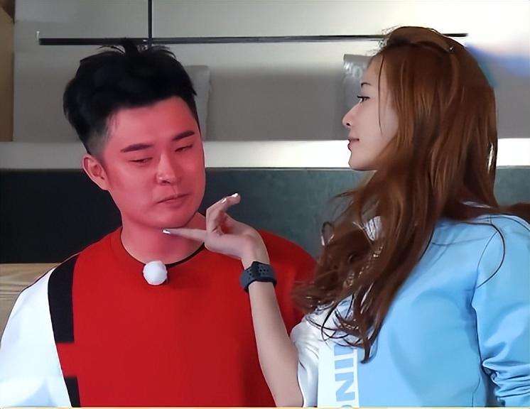 林志玲一家三口现身街头，绿色镂空裙显老气，老公与节目判若两人