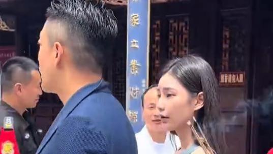 小梅带汪小菲到寺庙上香，帮汪家求财神，全力支持张兰事业