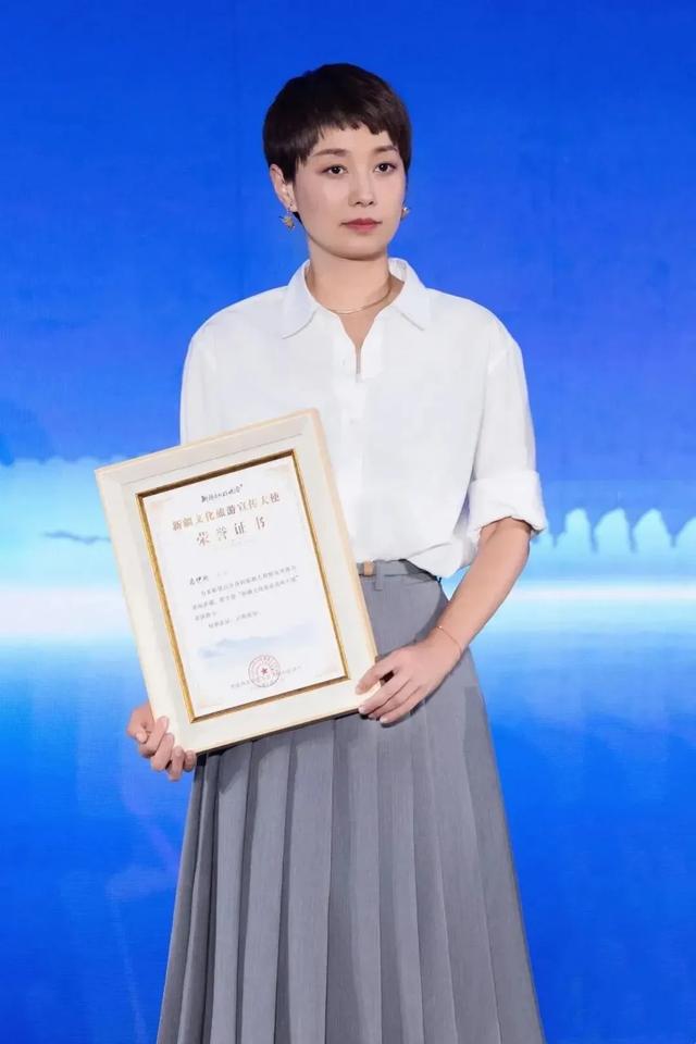 梅婷腰圆一股姨味，马伊琍短发成焦点反倒时髦，曾黎脸是最僵硬的