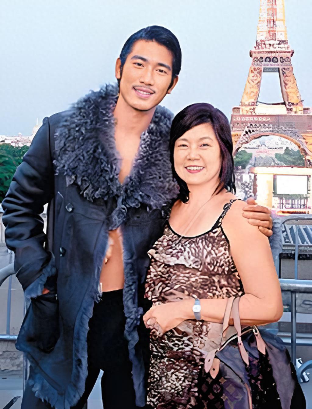 著名演员高以翔去世4年后,父亲又离世,悲情妈妈的泪擦不干