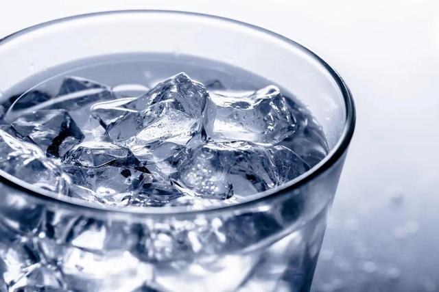 胃溃疡是咖啡喝出来的？医生：即使是铁打的胃，这3种水也要少喝