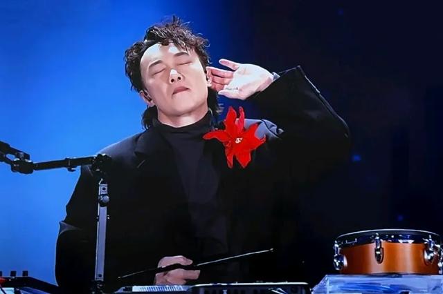 央视春晚只有陈奕迅真唱，沈腾马丽成最佳，观众吐槽：越来越差了