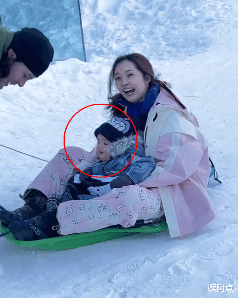 郭碧婷一对儿女正脸照曝光,女儿像向佐,儿子虎头虎脑颜值随妈妈