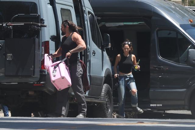 杰森·莫玛与女友外出露营 猛男什么都要粉粉的!