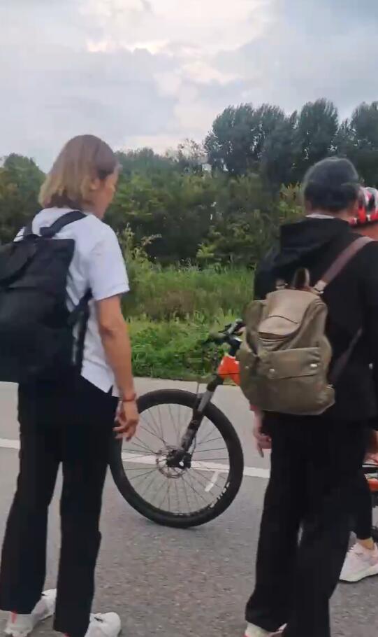 郭晶晶携家人云南骑行!霍震霆骑车超快,郭妈妈携5岁外孙女走路