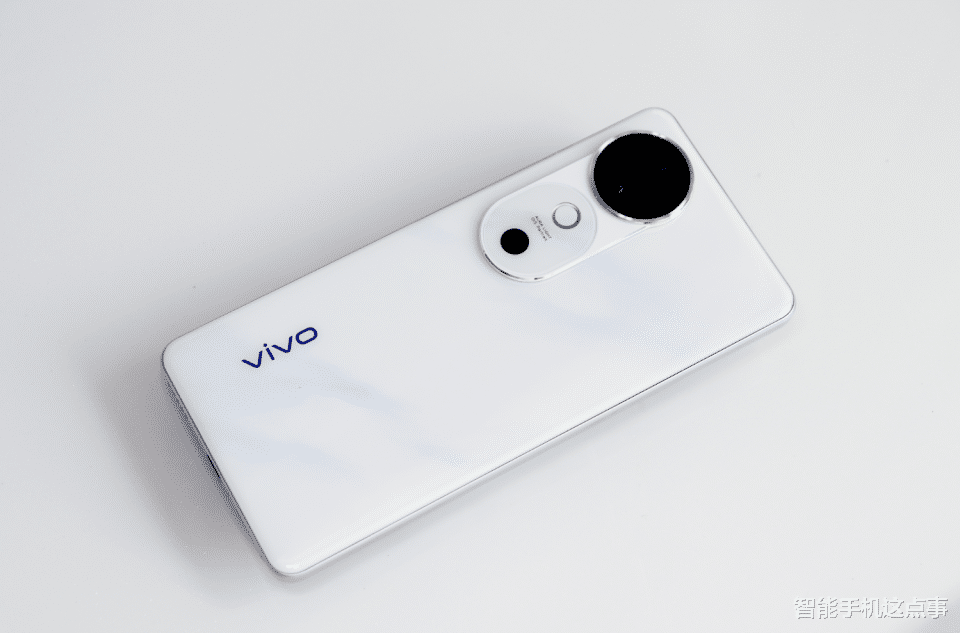 OVH线下新机全面升级：潜望镜成标配，核心配置也悬念不大！