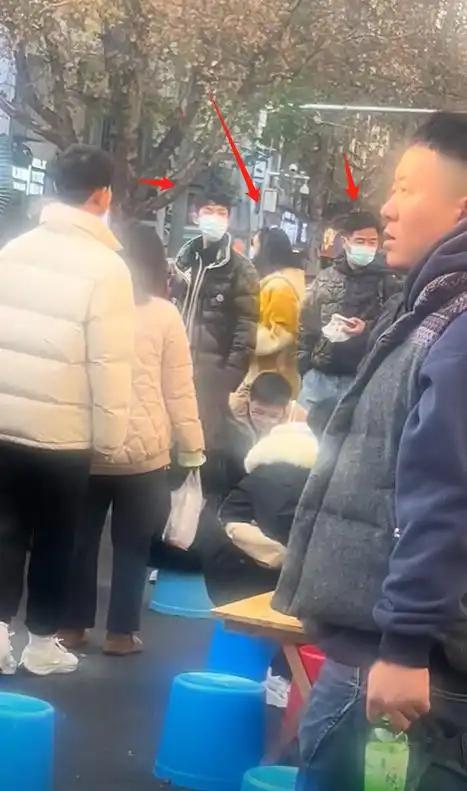 演员郭晓峰在山东老家帮母亲接待亲戚，烧火做饭吃水煮菜，接地气