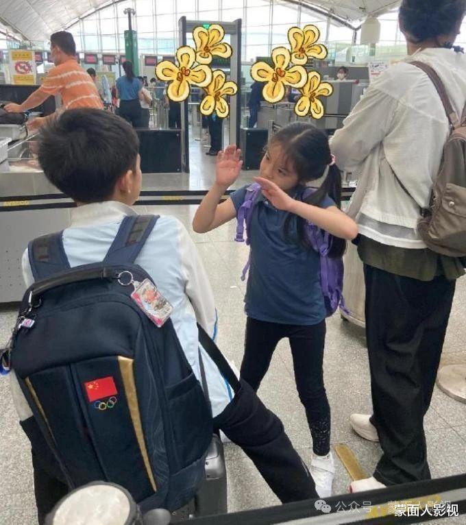 郭晶晶儿女齐心协力帮外婆抬行李,外婆欣慰露出慈笑