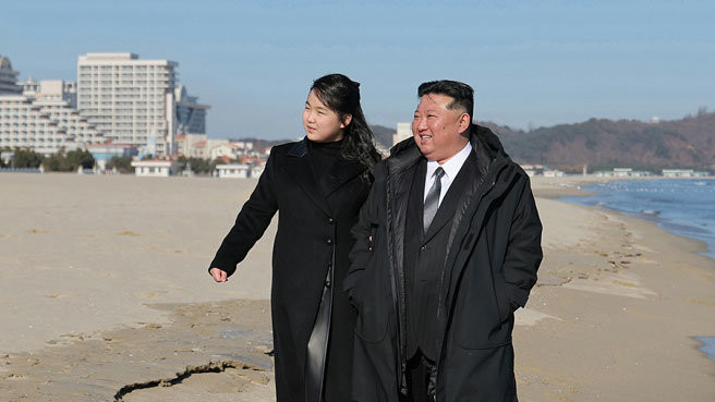 金正恩带闺女新年首次营业！11岁千金穿黑西装戴蝴蝶结，精致稳重