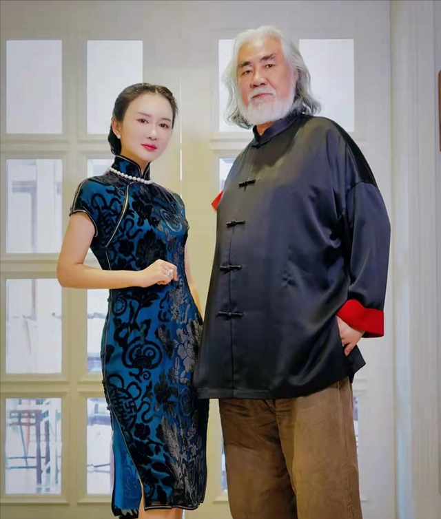 73岁张纪中给娇妻涂妊娠油，双手粗糙老年斑明显，网友恶心坏了